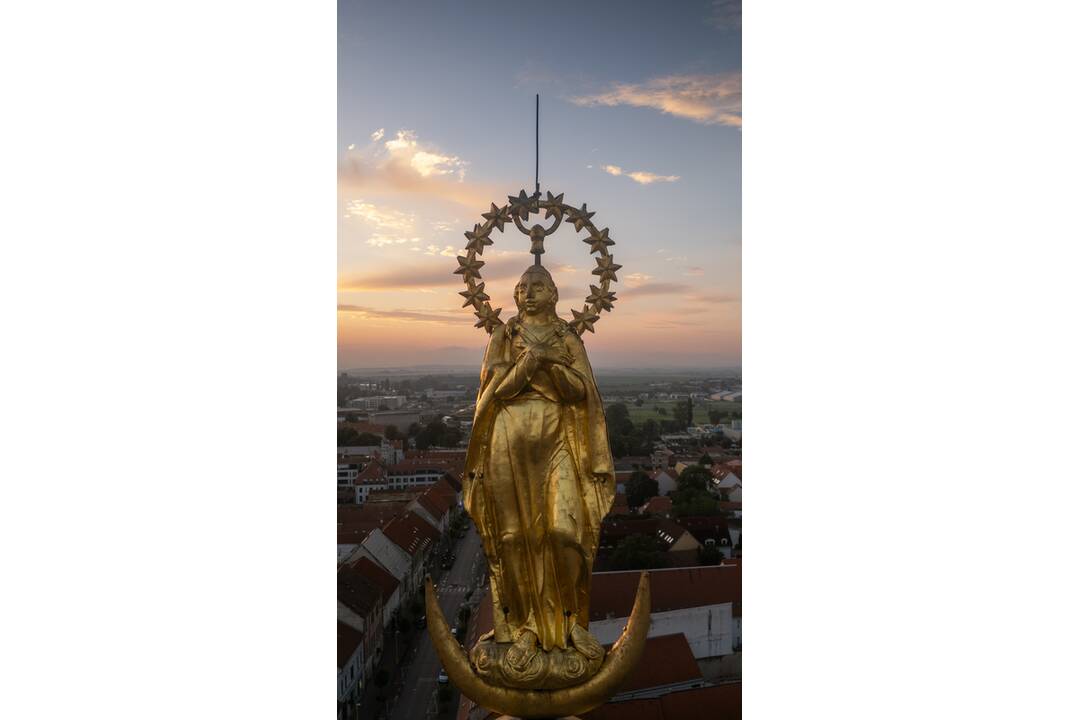 FOTO: Socha Panny Mária na mestskej veži, foto 1