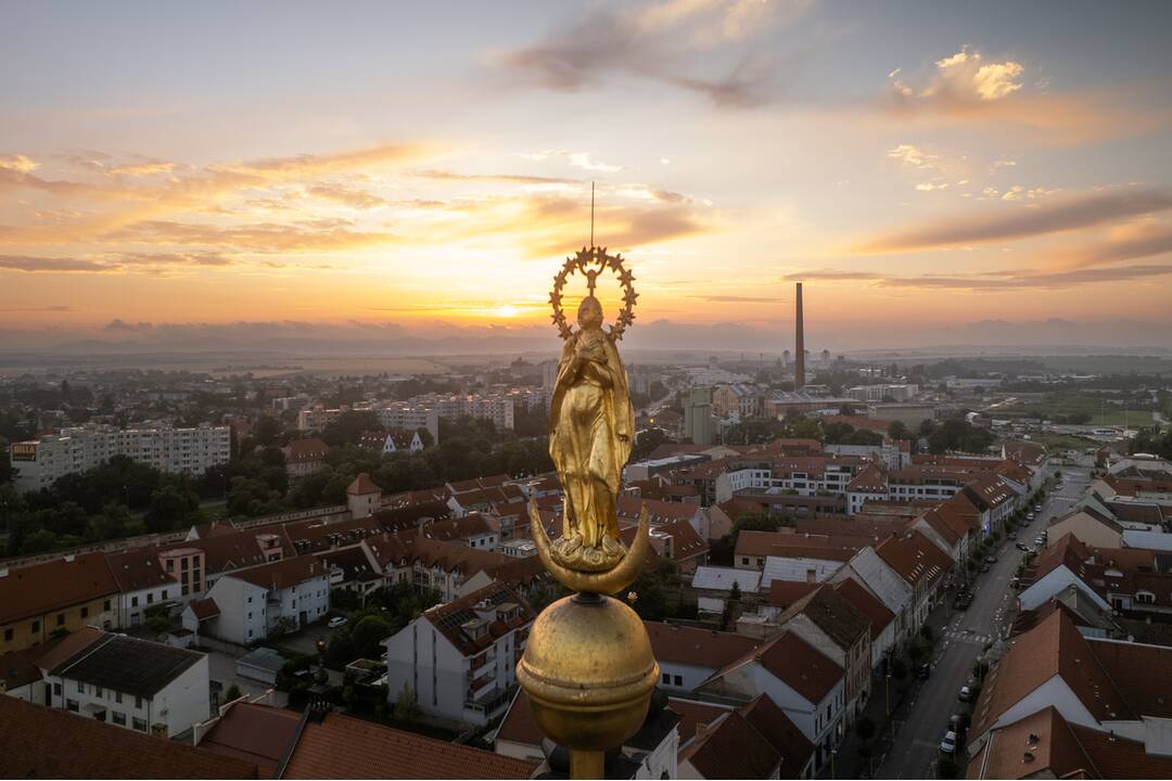 FOTO: Socha Panny Mária na mestskej veži, foto 2