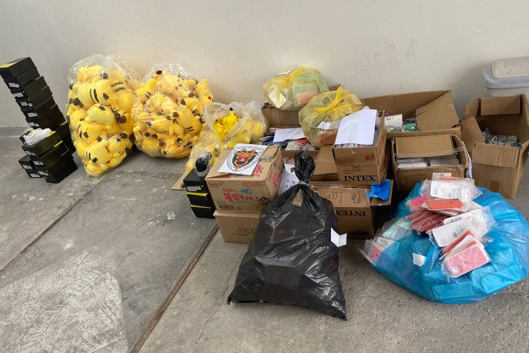 FOTO: Finančná správa zaistila tisíce falšovaných výrobkov známych značiek, foto 1