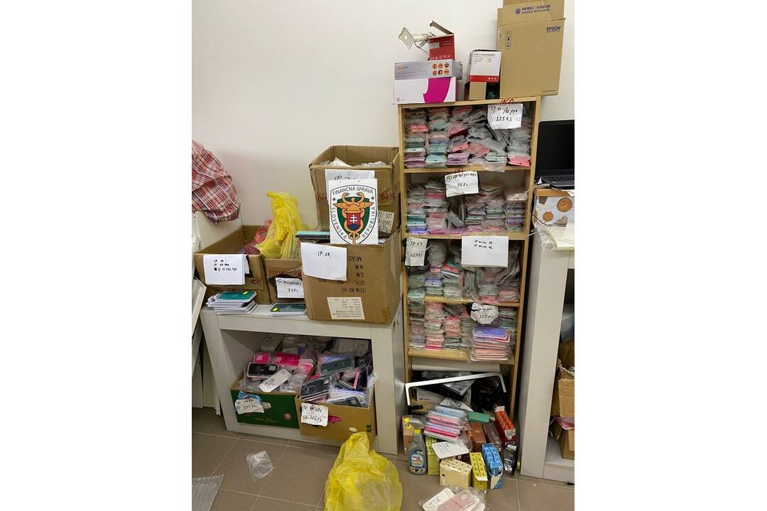 FOTO: Finančná správa zaistila tisíce falšovaných výrobkov známych značiek, foto 2