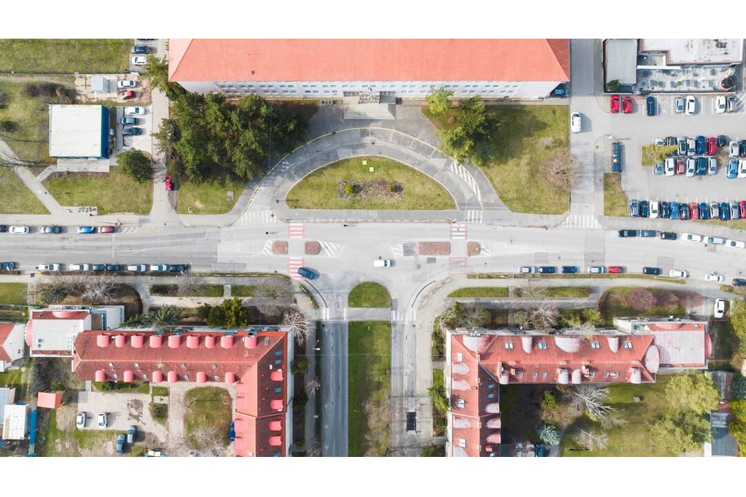 FOTO: Trnava investuje do bezpečnosti: Výstavba okružnej križovatky a novej cyklotrasy pri ZŠ, foto 6