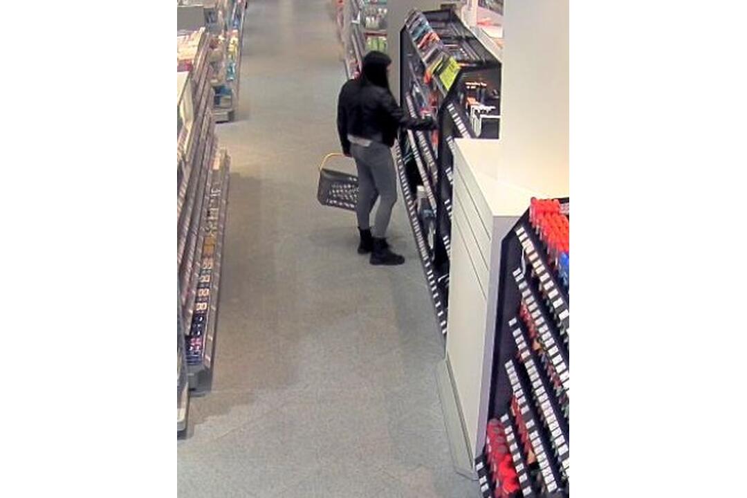 FOTO: Polícia pátra po totožnosti ženy na fotkách. Objasniť by mohla krádež v drogérii, foto 1