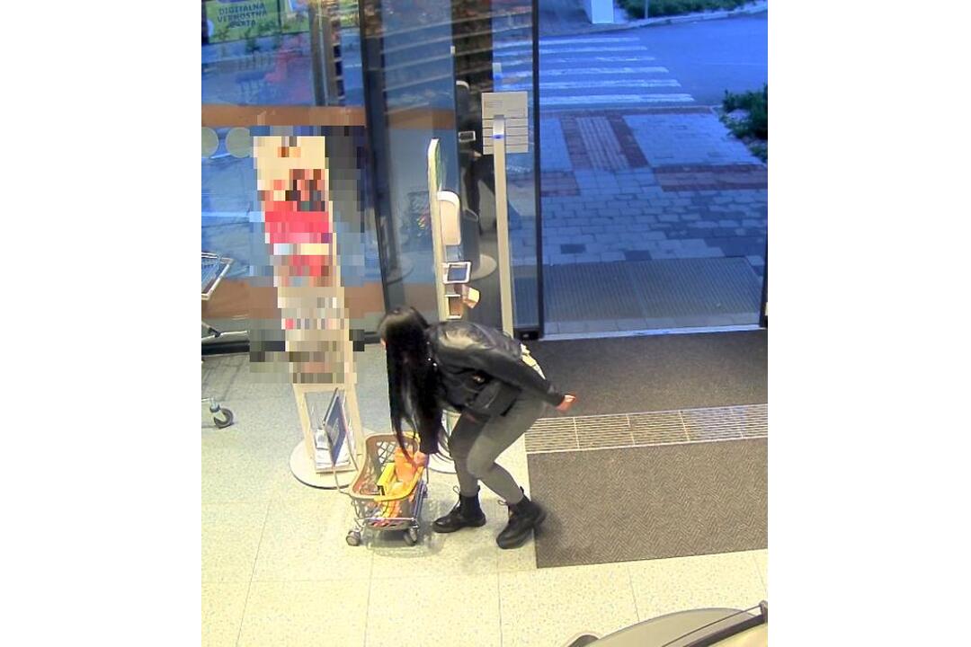 FOTO: Polícia pátra po totožnosti ženy na fotkách. Objasniť by mohla krádež v drogérii, foto 2
