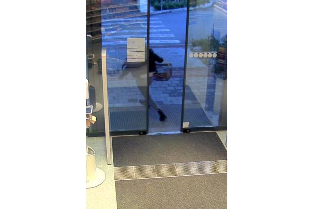 FOTO: Polícia pátra po totožnosti ženy na fotkách. Objasniť by mohla krádež v drogérii, foto 3