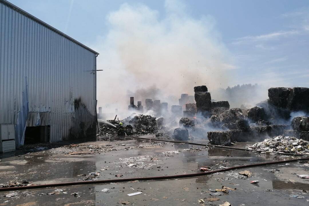FOTO: Požiar recyklačného strediska, foto 1
