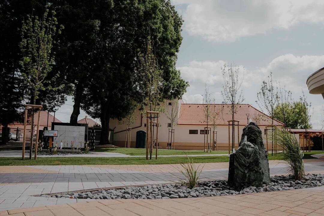 FOTO: Cintorín v Zavare prešiel obnovou: Nové chodníky, osvetlenie a pamätník nenarodeným deťom, foto 1