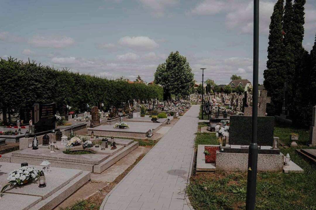 FOTO: Cintorín v Zavare prešiel obnovou: Nové chodníky, osvetlenie a pamätník nenarodeným deťom, foto 3