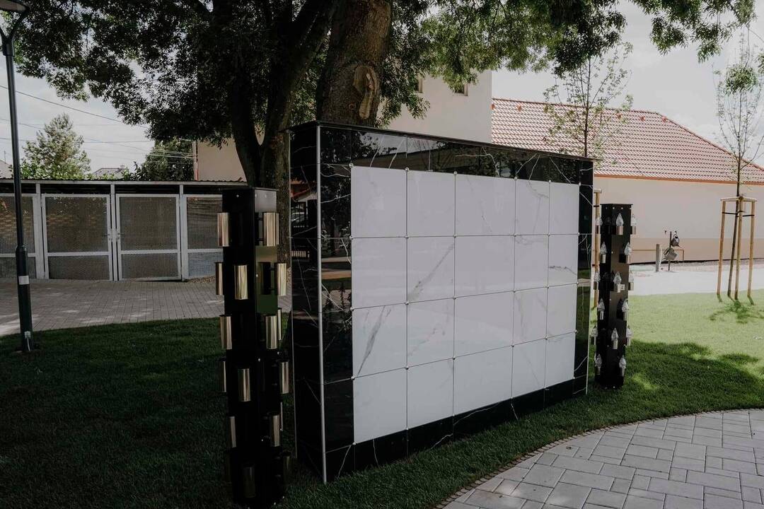 FOTO: Cintorín v Zavare prešiel obnovou: Nové chodníky, osvetlenie a pamätník nenarodeným deťom, foto 13