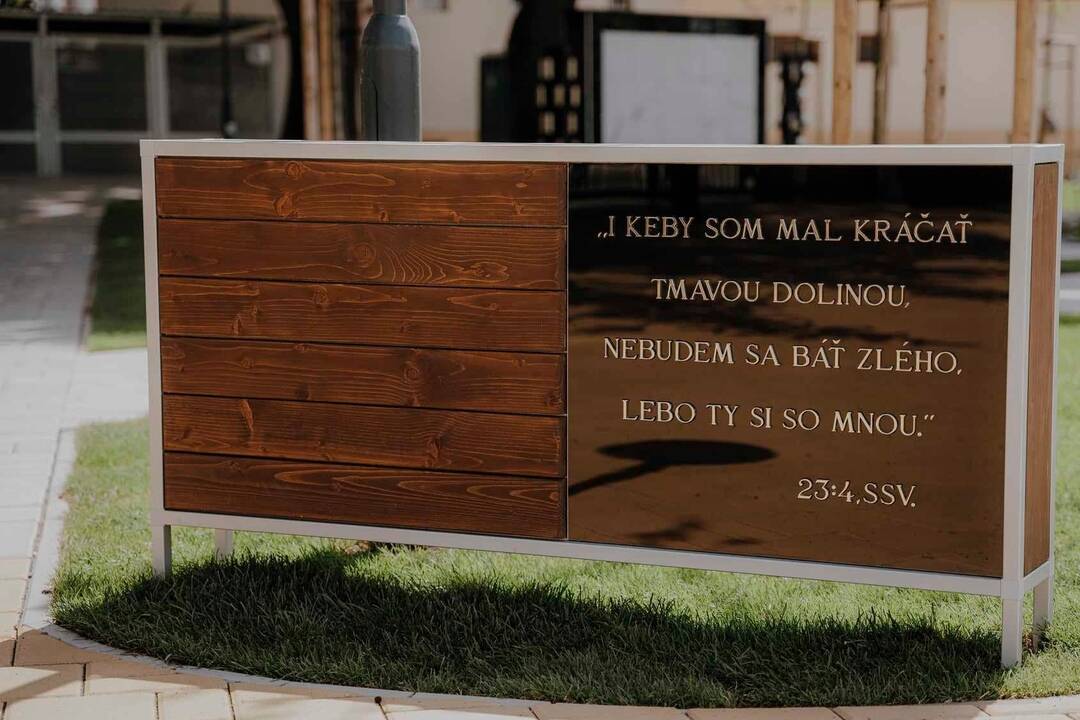 FOTO: Cintorín v Zavare prešiel obnovou: Nové chodníky, osvetlenie a pamätník nenarodeným deťom, foto 15