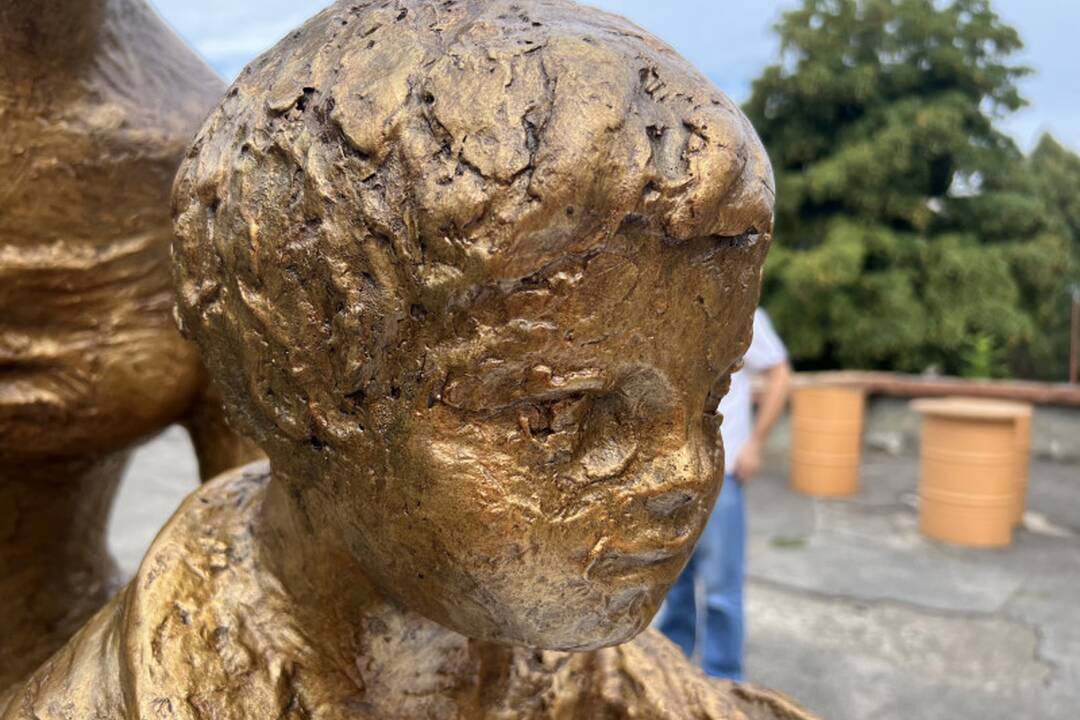 FOTO: Zrekonštruované súsošie sediacej rodiny „na vŕšku“, foto 1