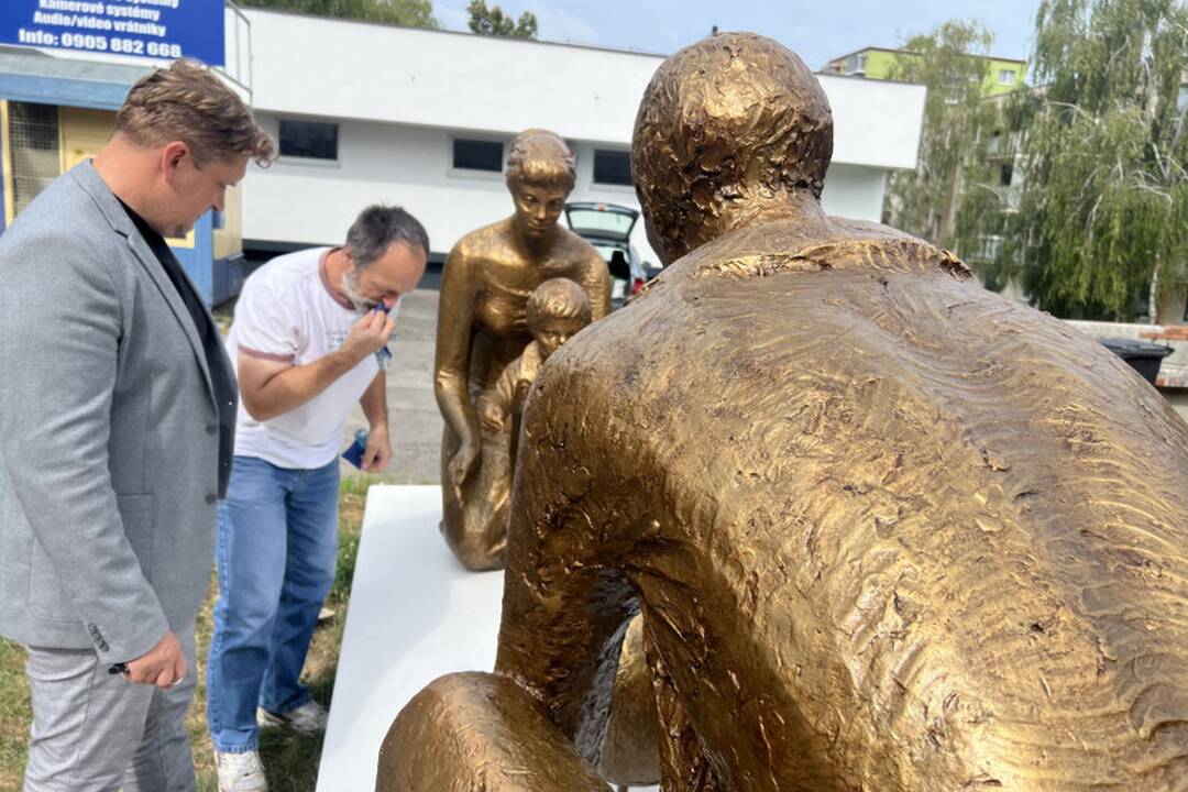 FOTO: Zrekonštruované súsošie sediacej rodiny „na vŕšku“, foto 2