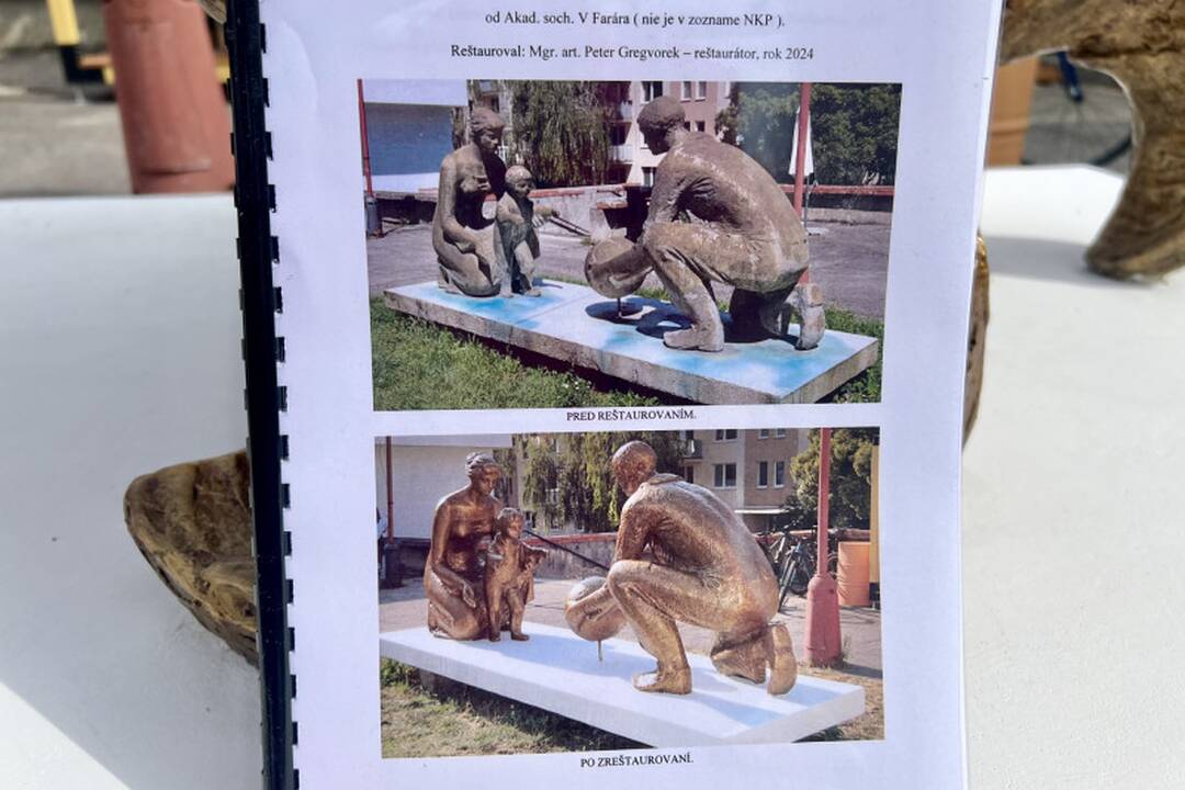 FOTO: Zrekonštruované súsošie sediacej rodiny „na vŕšku“, foto 3