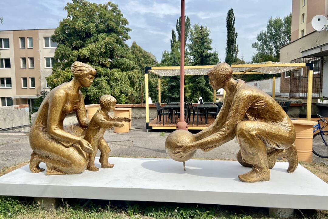 FOTO: Zrekonštruované súsošie sediacej rodiny „na vŕšku“, foto 4