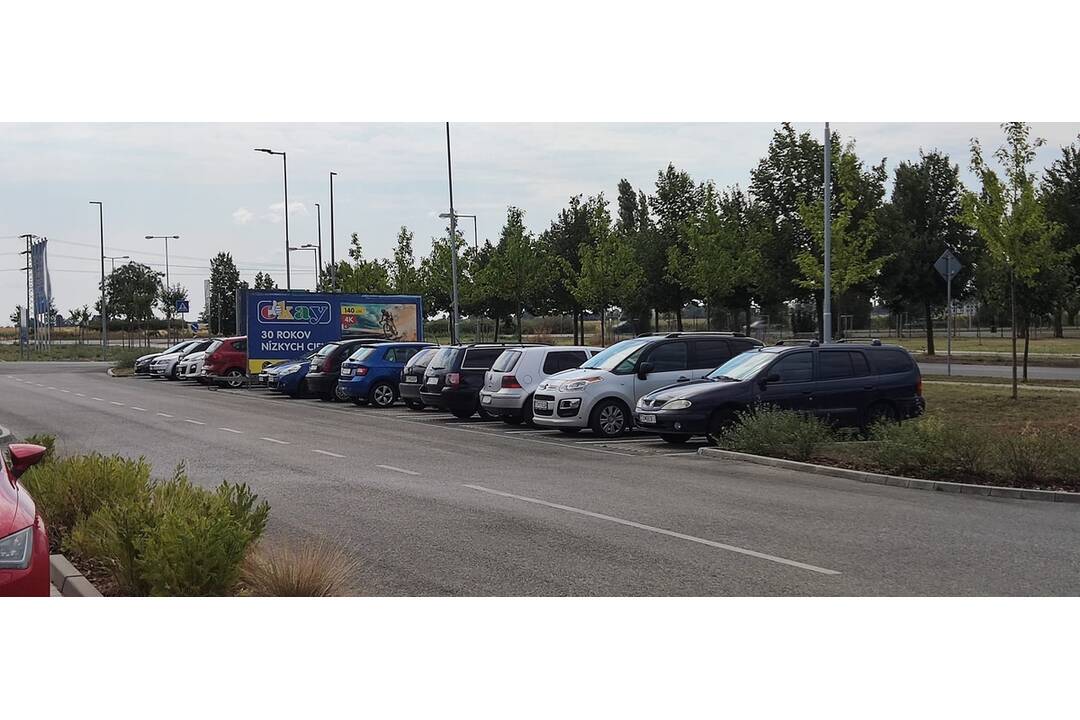 FOTO: Parkovisko pred Mobelixom sa zaplnilo po tom, čo zaviedli rampy pred Tesco Extra, foto 1