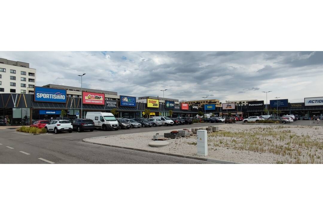 FOTO: Parkovisko pred Mobelixom sa zaplnilo po tom, čo zaviedli rampy pred Tesco Extra, foto 2