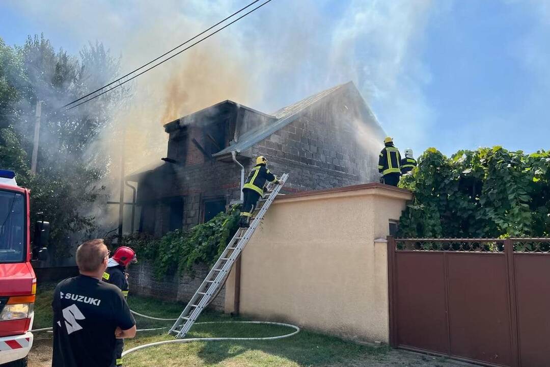 FOTO: Rozostavaný rodinný dom v Šoporni zachvátili plamene, foto 2
