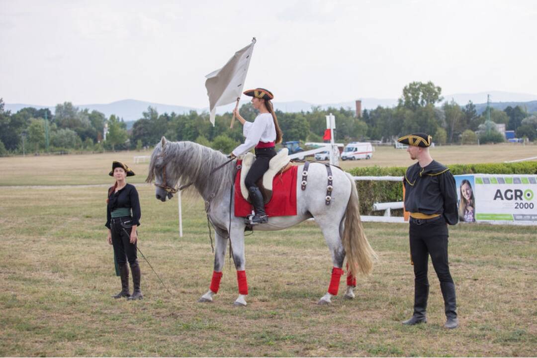FOTO: Takto vyzerali víkendové dostihy v mestskej časti mestskej časti Senice - Čáčov, foto 1