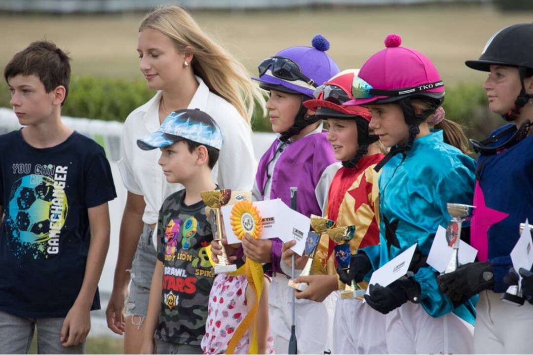 FOTO: Takto vyzerali víkendové dostihy v mestskej časti mestskej časti Senice - Čáčov, foto 18