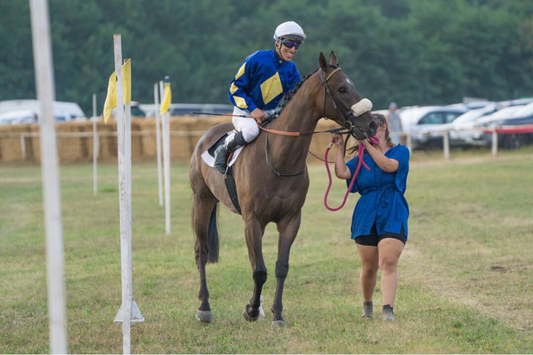 FOTO: Takto vyzerali víkendové dostihy v mestskej časti mestskej časti Senice - Čáčov, foto 12