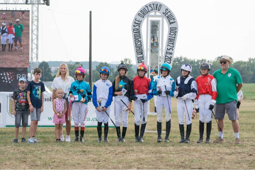 FOTO: Takto vyzerali víkendové dostihy v mestskej časti mestskej časti Senice - Čáčov, foto 19