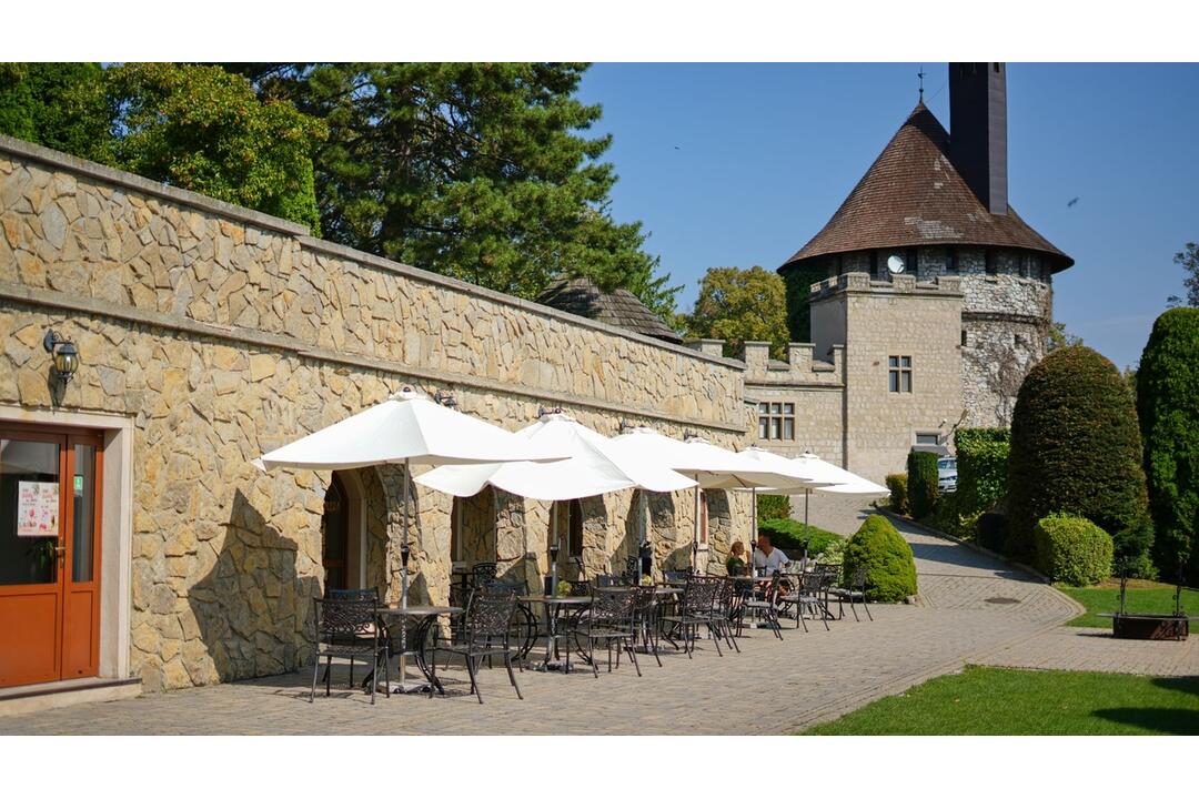 FOTO: Smolenický zámok otvára svoje brány turistom. Na prechádzke históriou uvidíte honosný interiér aj krásne výhľady, foto 14