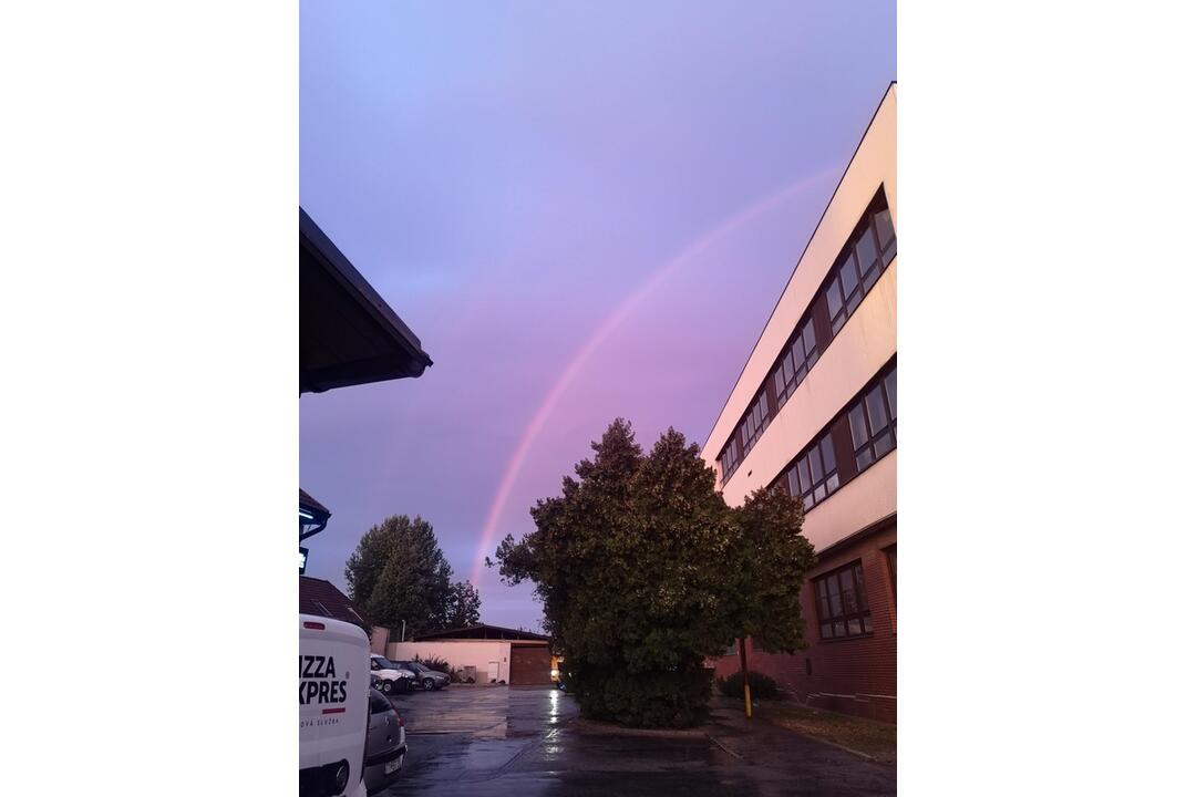 FOTO: Nad Trnavou sa objavila krásna dúha. Takto ju zachytili obyvatelia, foto 3