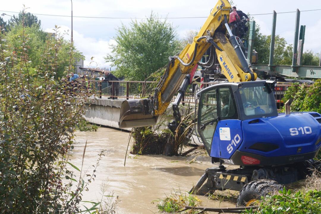 FOTO: Takto zasiahli povodne Senicu , foto 14
