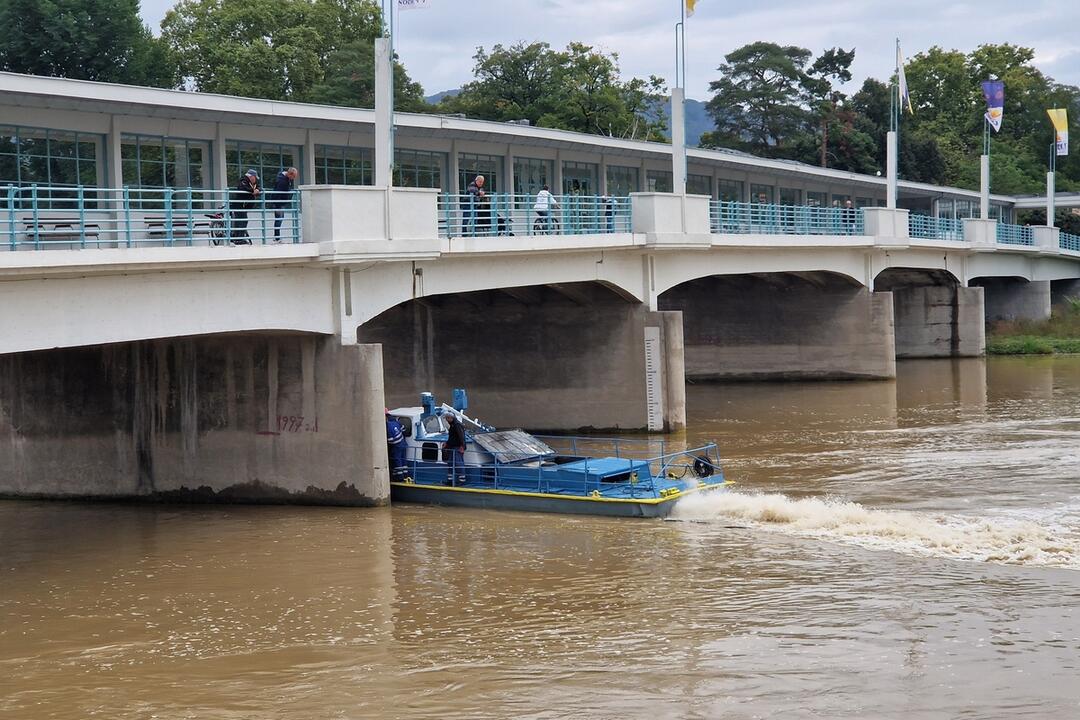 FOTO: V Piešťanoch oslobodili druhý pilier Kolonádového mosta, foto 1