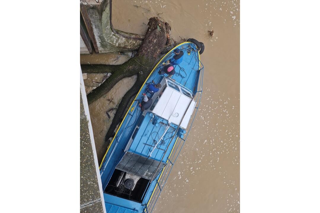 FOTO: V Piešťanoch oslobodili druhý pilier Kolonádového mosta, foto 2