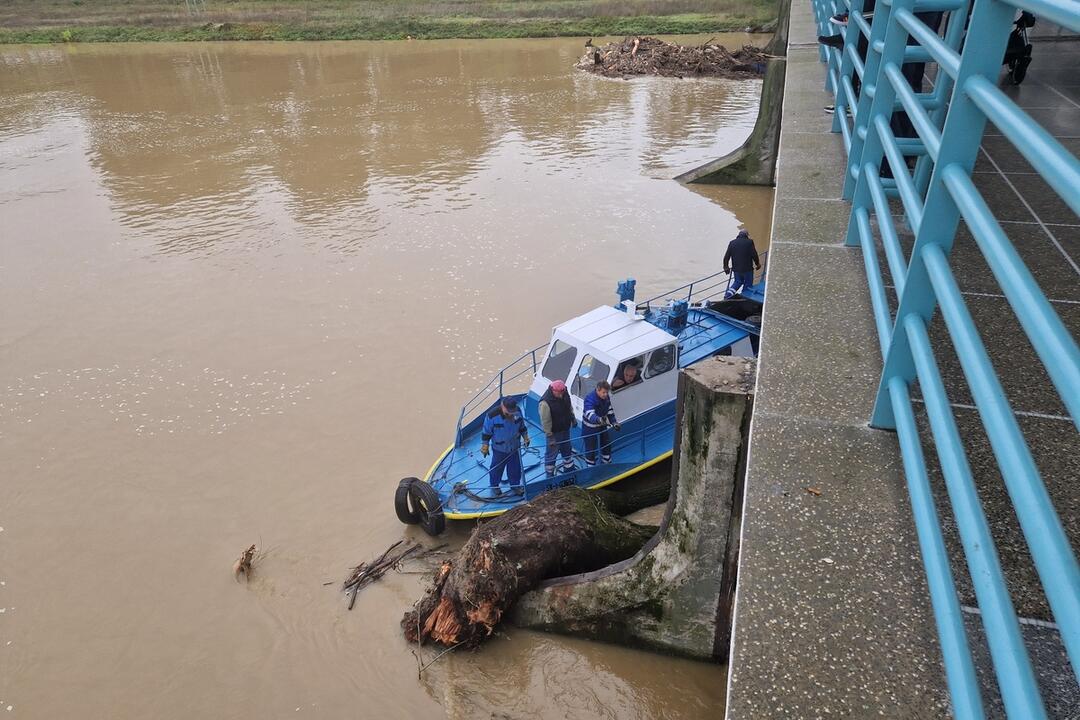 FOTO: V Piešťanoch oslobodili druhý pilier Kolonádového mosta, foto 3