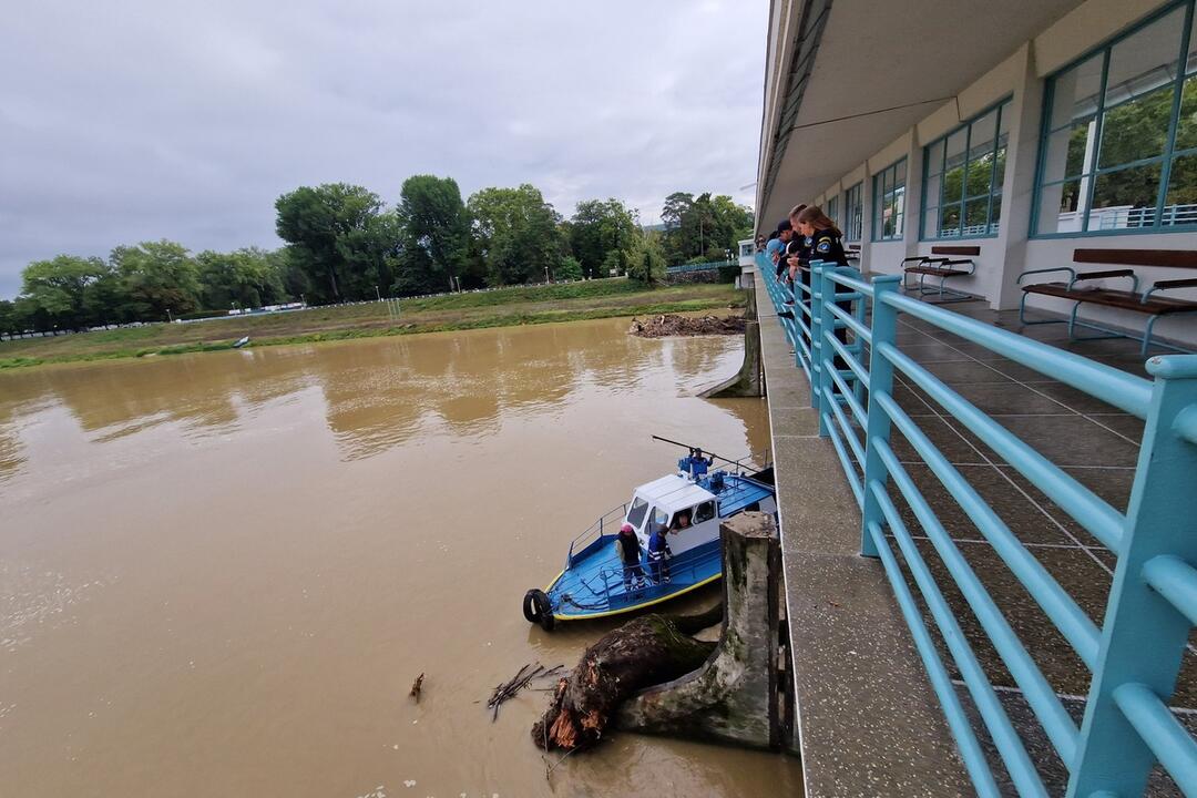 FOTO: V Piešťanoch oslobodili druhý pilier Kolonádového mosta, foto 5