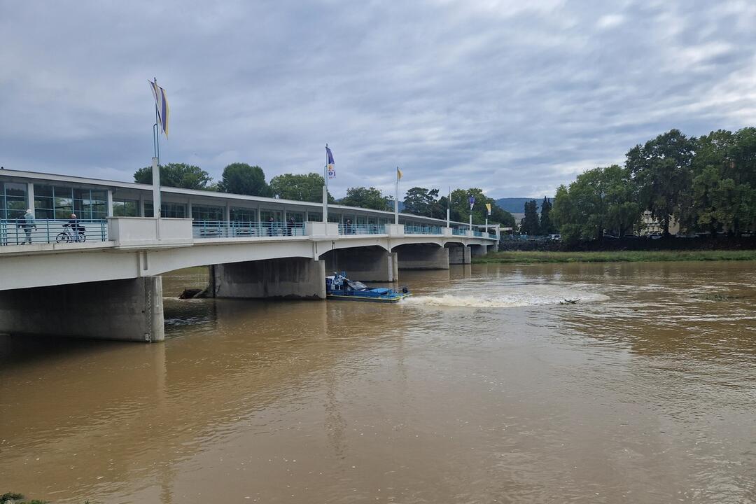 FOTO: V Piešťanoch oslobodili druhý pilier Kolonádového mosta, foto 6