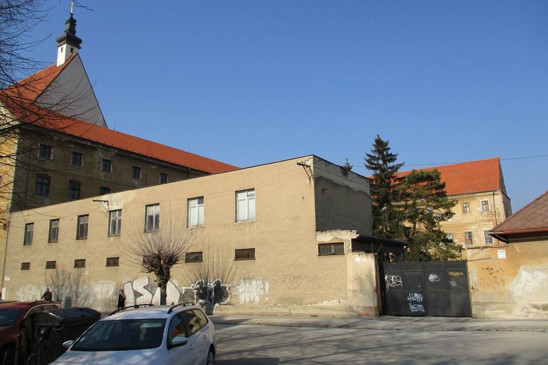 FOTO: Kedysi tu chodili mladí muži na vojnu. Takto vyzerajú bývalé vojenské kasárne dnes., foto 1