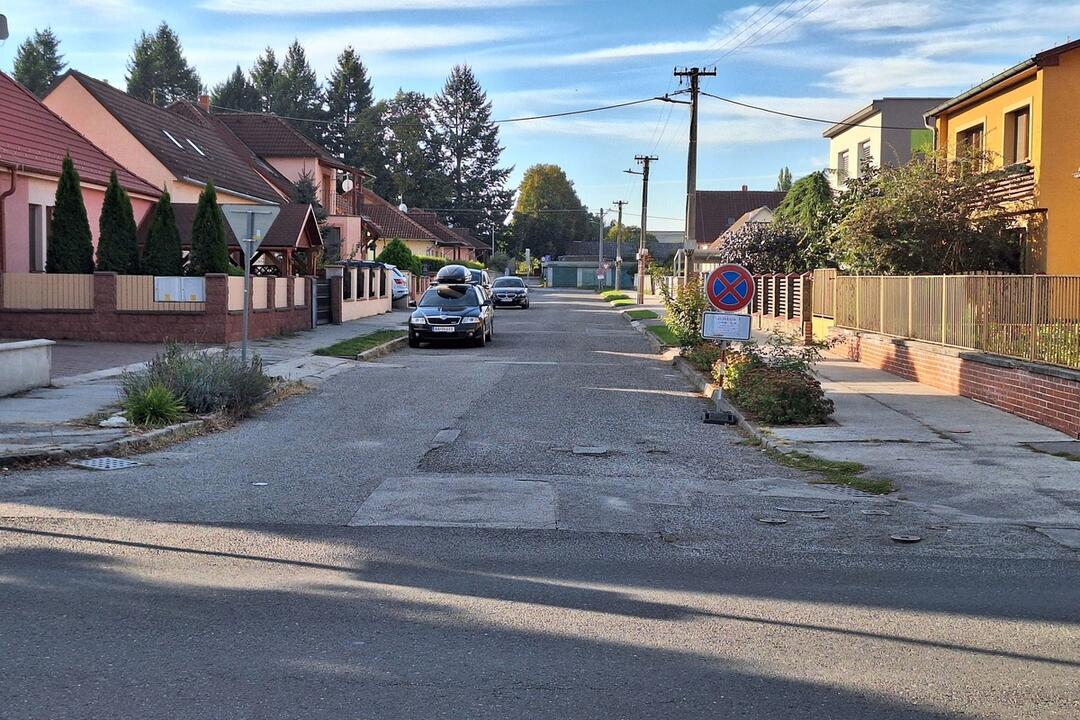 FOTO: Senica zmenila organizáciu dopravy v okolí gymnázia, foto 1