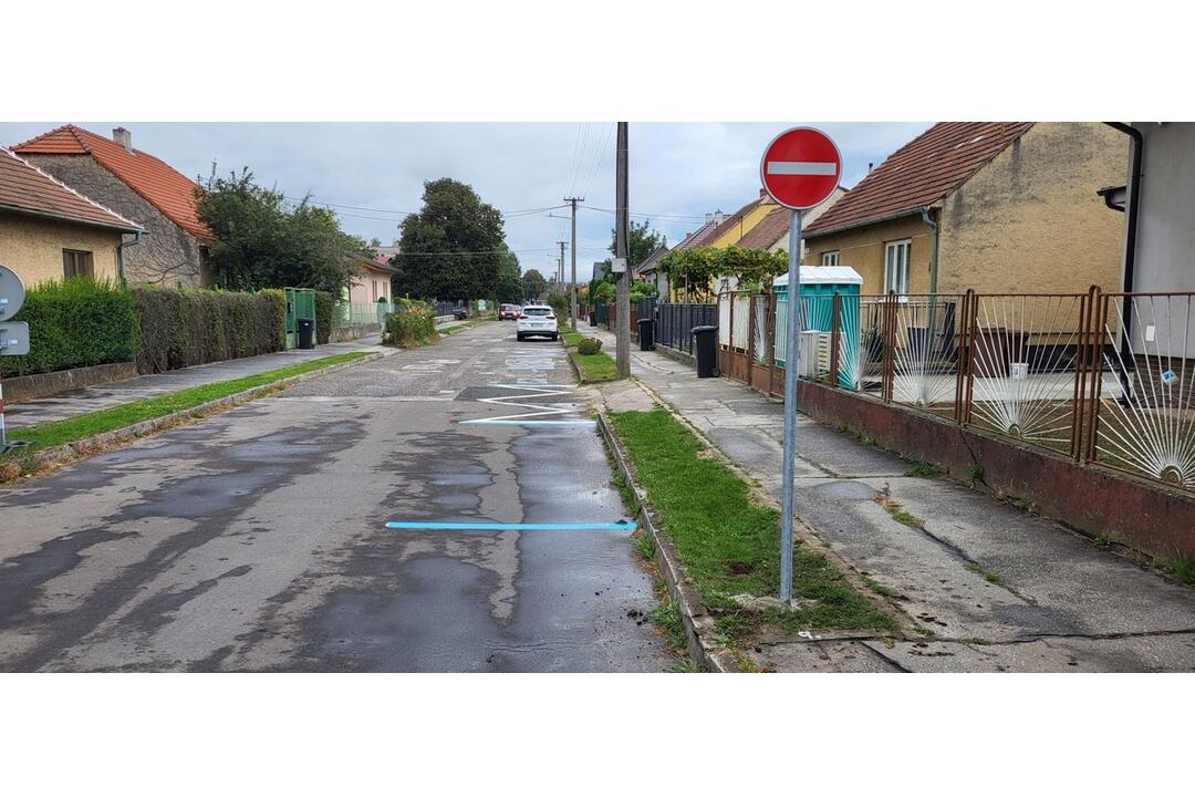 FOTO: Senica zmenila organizáciu dopravy v okolí gymnázia, foto 2