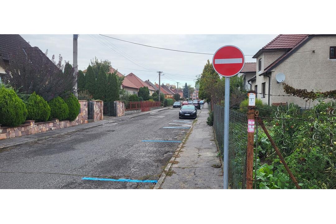 FOTO: Senica zmenila organizáciu dopravy v okolí gymnázia, foto 3