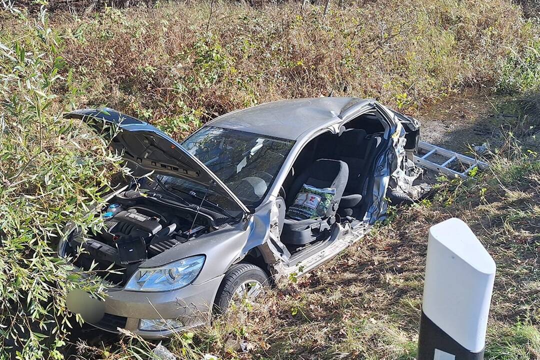 FOTO: Vážna dopravná nehoda autobusu a osobného auta medzi obcami Kúty a Holíč, foto 1