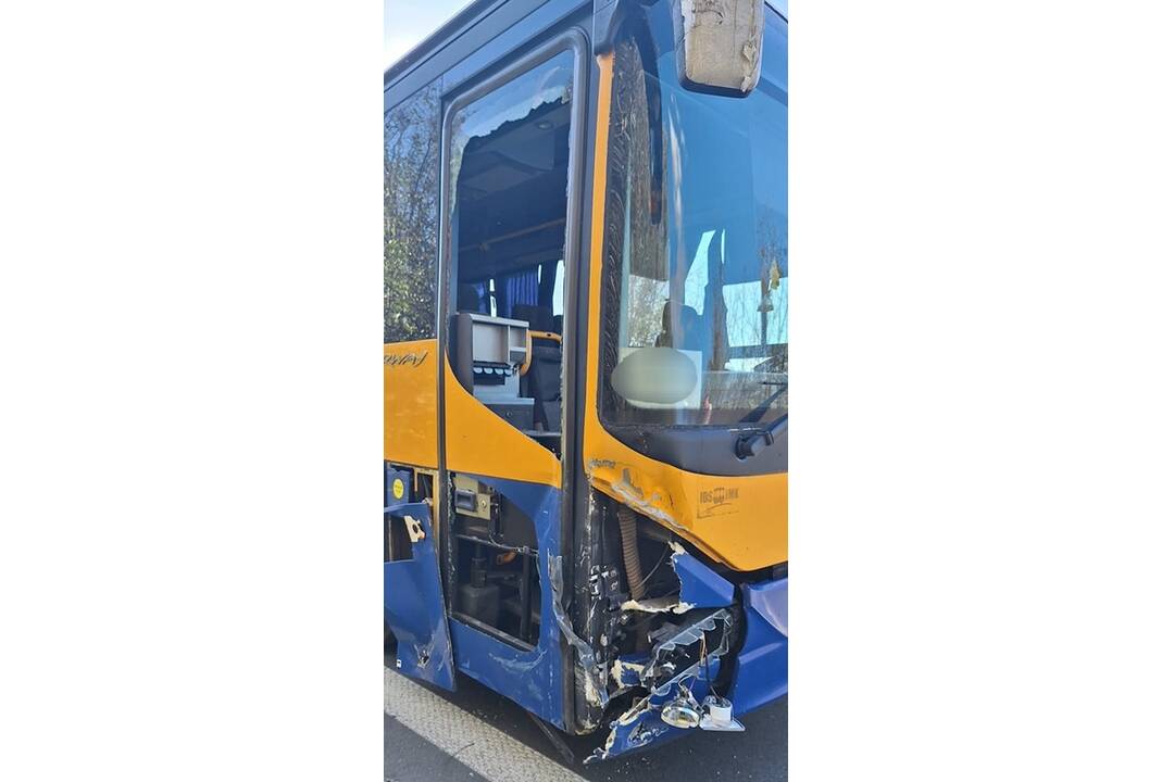 FOTO: Vážna dopravná nehoda autobusu a osobného auta medzi obcami Kúty a Holíč, foto 2