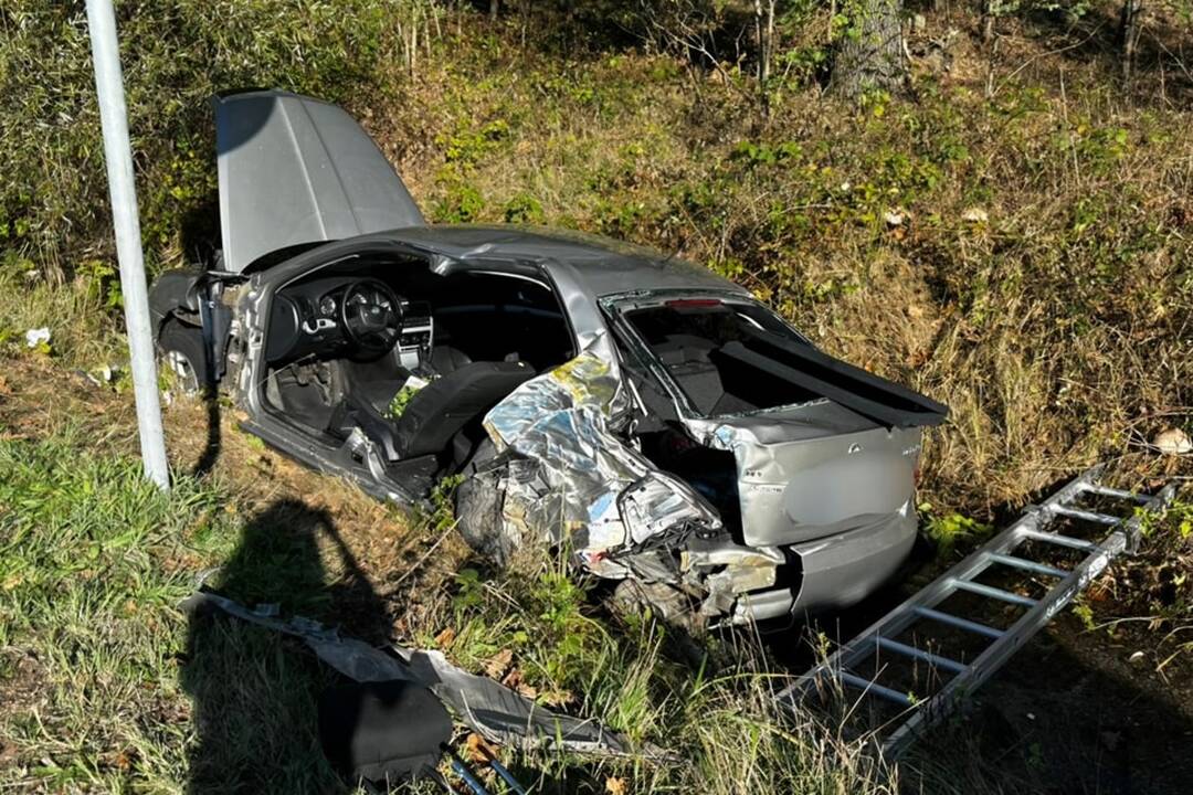 FOTO: Vážna dopravná nehoda autobusu a osobného auta medzi obcami Kúty a Holíč, foto 3