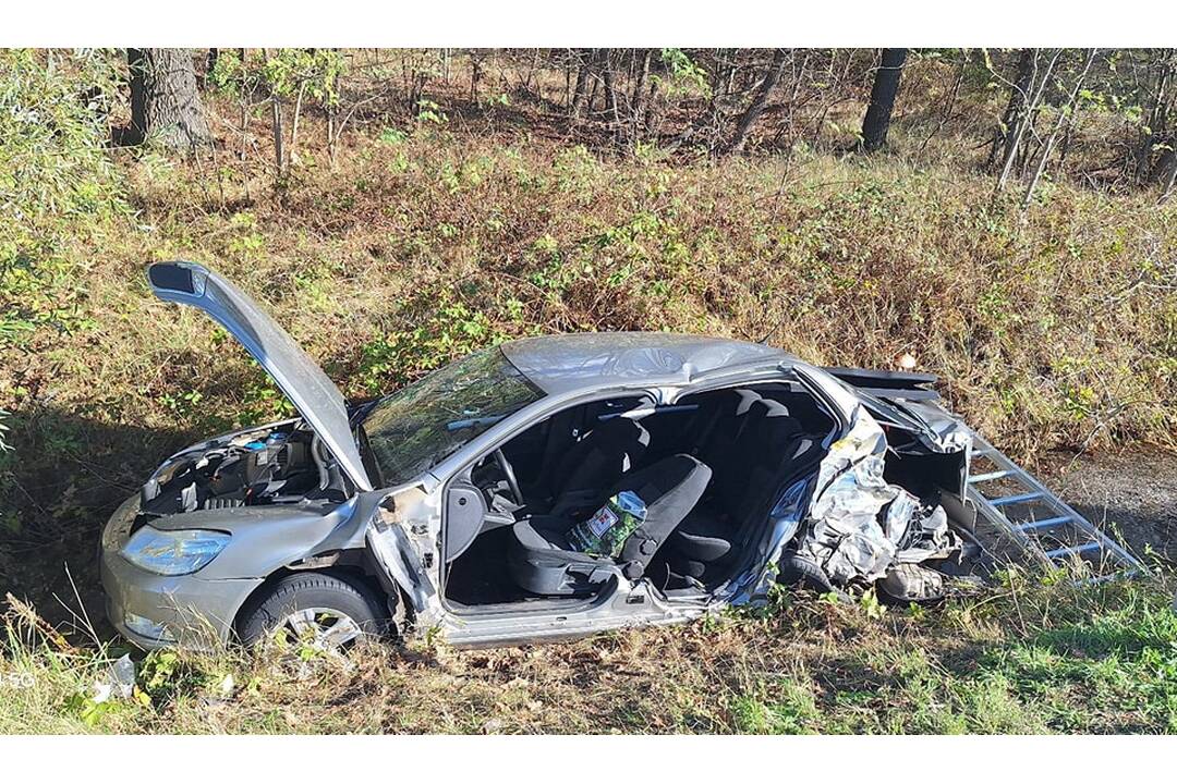 FOTO: Vážna dopravná nehoda autobusu a osobného auta medzi obcami Kúty a Holíč, foto 4