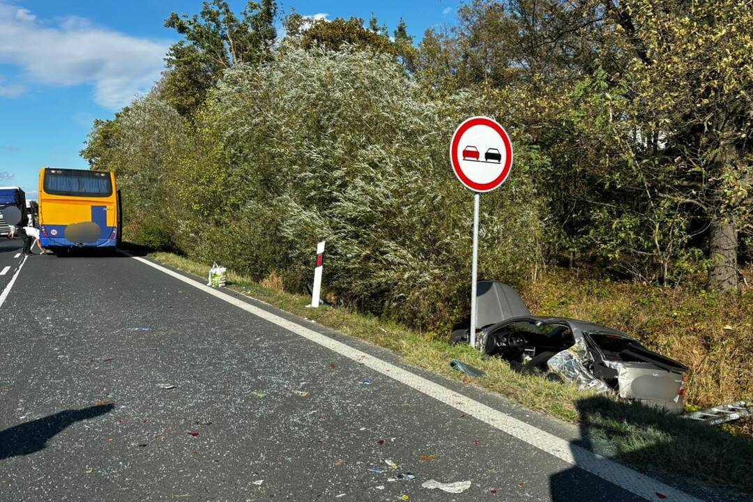 FOTO: Vážna dopravná nehoda autobusu a osobného auta medzi obcami Kúty a Holíč, foto 5