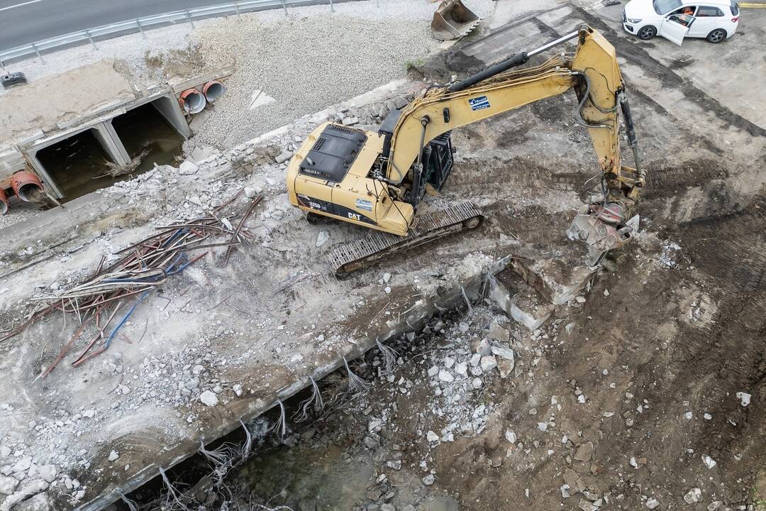FOTO: Odstraňovanie starého mosta pri Holíči, foto 1