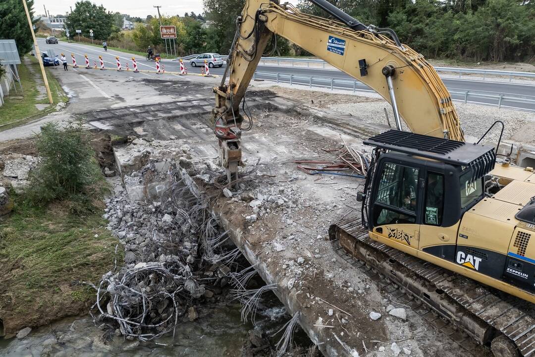FOTO: Odstraňovanie starého mosta pri Holíči, foto 2