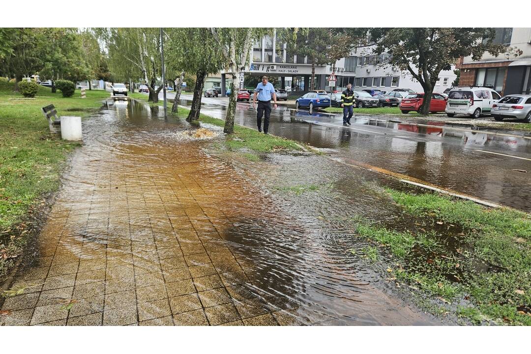 FOTO: Prasknuté vodovodné potrubie v Galante, foto 1