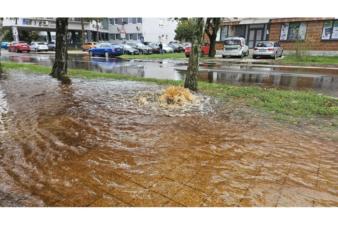 FOTO: Prasknuté vodovodné potrubie v Galante, foto 2