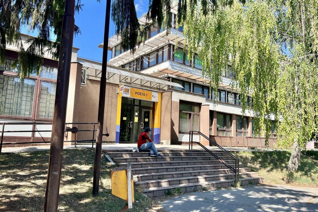 FOTO: V Senici zrekonštruujú chodník, pribudne aj nová zastávka MHD, foto 1