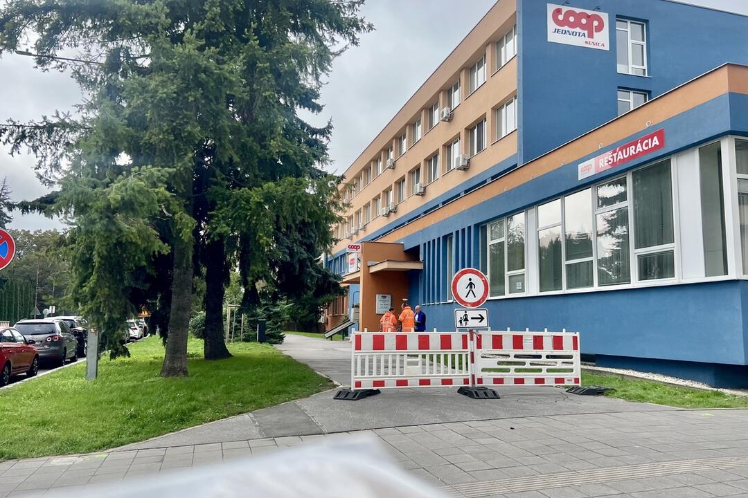 FOTO: V Senici zrekonštruujú chodník, pribudne aj nová zastávka MHD, foto 3