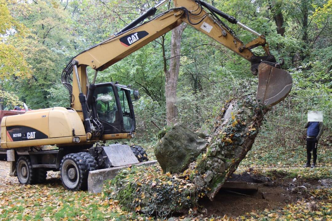 FOTO: Fontána pod grottou v Zámockej záhrade je minulosťou, foto 1