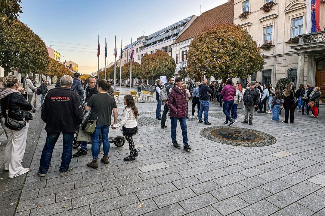 FOTO: V Trnave sa konal protest proti zatvoreniu strednej školy, foto 2