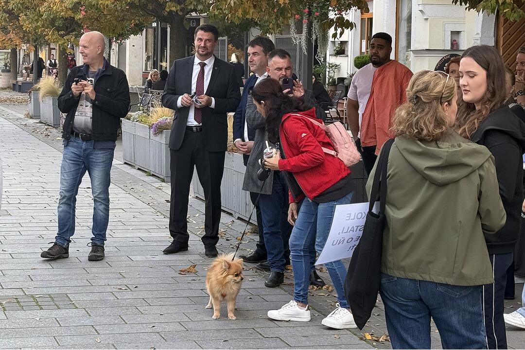 FOTO: V Trnave sa konal protest proti zatvoreniu strednej školy, foto 5